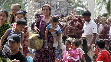 Ethnic Uzbek refugees cross the Kyrgyz-Uzbek border on their way back to Kyrgyzstan outside a village of Nariman on June 17, 2010.