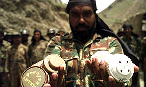 Indian soldiers demonstrate mines 