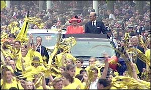 The Queen arrives in The Mall