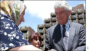 Wim Kok meets Srebrenica survivor now living in Tuzla