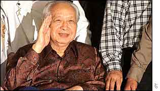 Suharto smiling and waving as he leaves hospital, December 2001