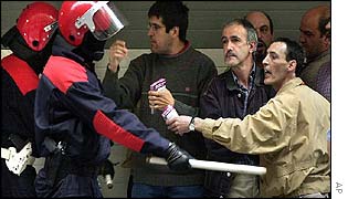 Police confront workers in Bilbao
