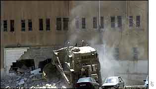Israeli bulldozer batters at Hebron compound