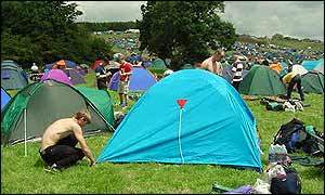 Fans putting tents up