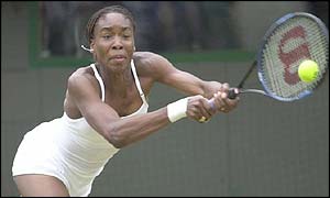 Venus Williams in action against Lisa Raymond