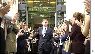 Jean-Marie Messier is applauded by staff as he leaves Vivendi's HQ