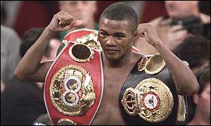 Felix Trinidad celebrates after winning the super-welterweight and junior-middleweight titles from Fernando Vargas