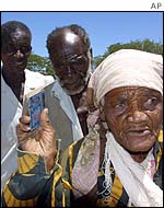 Queues for food aid