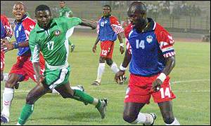 Weah is close-marked by Nigeria's Julius Aghahowa 