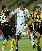 AS Roma's Gabriel Batistuta is sandwiched by Mauricio Wright and Mihalis Kapsis  of AEK Athens