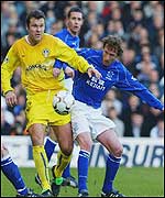 Viduka and Gemmill fight for possession