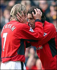 David Beckham helps  Ruud van Nistelrooy celebrate Man Utd's opening goal 