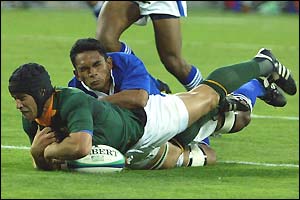 South African fly-half Derick Hougaard scores his side's third try