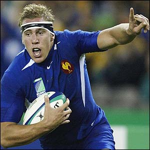 Imanol Harinordoquy goes over the line to score France's third try