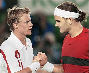 Roger Federer beats Lleyton Hewitt in four sets to reach the quarter-finals