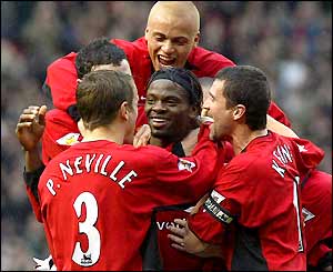 Louis Saha is congratulated by his Man Utd team-mates