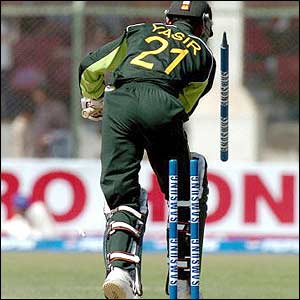 Yasir Hameed is bowled in the seventh over by  Laxmipathy Balaji 