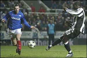 Ameobi seals the win for Newcastle with a last-gasp strike