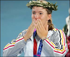 Justine Henin-Hardenne beats Amelie Mauresmo of France 6-3 6-3