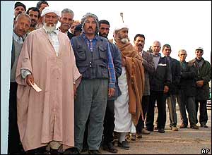 Algerians queue at polling station