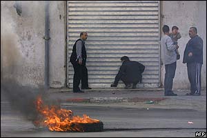Palestinian shopkeeper shuts his store