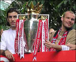 A superb picture of Robert Pires and Freddie Ljungberg  taking care of the Premierhsip trophy on board the bus