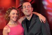 Ben Elton yn cyfweld Kylie ar ei sioe deledu