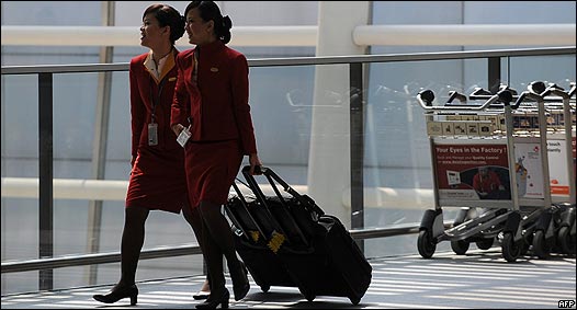 兩名國泰航空乘務員走進香港國際機場航站樓(10/3/2010)