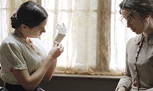 Fingersmith - Elaine Cassidy as Maud (left) and Sally Hawkins as Sue (right)