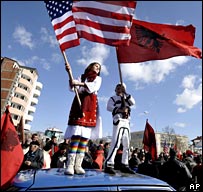 Các em bé thiếu nhi trèo lên nóc xe ô tô và vẫy cờ hoa trong ngày 17/2/2008 ở Kosovo