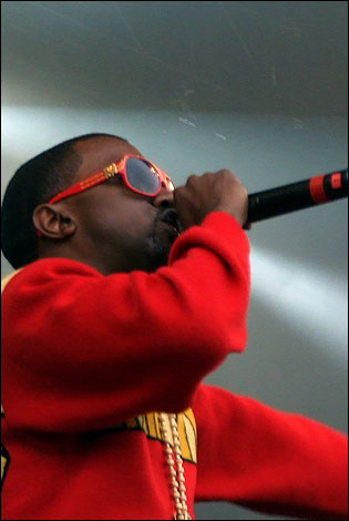 Kanye West plays V2007