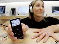 Jovem com iPod