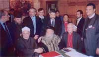 Tanysgrifwyr Datganiad Alexandria gyda'r Canon Andrew White ar y dde a'r Sheik Tal El Sider yn sefyll, y trydydd o'r chwith.