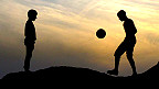 Niños jugando al fútbol