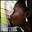 Eleitora beija foto de Preval no Haiti