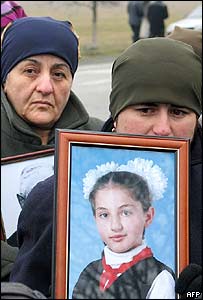 Okul baskınında yakınlarını kaybeden aileler