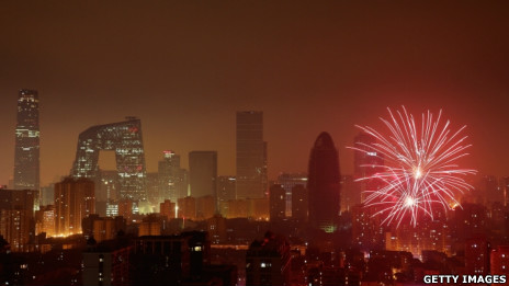 北京朝阳区贺年烟花照亮夜空（9/2/2013）