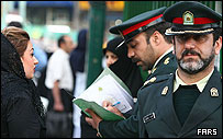 ماموران نيروی انتظامی در اولين روز اجرای طرح مبارزه با بی حجابی و بد حجابی - عکس از خبرگزاری فارس