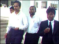 Former JVP dep. minister Sunil Handunnetti opposite Colombo court (photo KS Udayakumar)