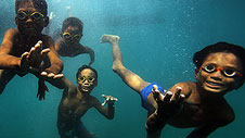 Plant y Bajau Laut yn nofio tanddwr mewn gogls pren  © Timothy Allen