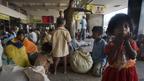 anak-anak miskin di daerah kumuh Delhi