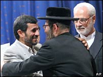 احمدی نژاد با يک خاخام يهودی ضدصهيونيست در تهران گرم گرفته است