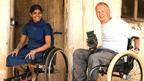 David Constantine con una joven en la India