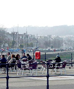 Golygfa o'r Cafe.