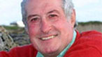 Llun Gareth Edwards ar glawr ei hunangofiant, Y Crwt o'r Waun.