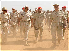 نائب وزير الدفاع السعودي يتفقد الجنود في جازان