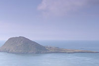 Ynys Enlli yn y pellter