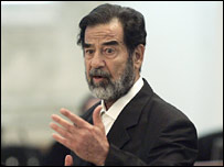 Saddam Hüseyin mahkeme salonunda