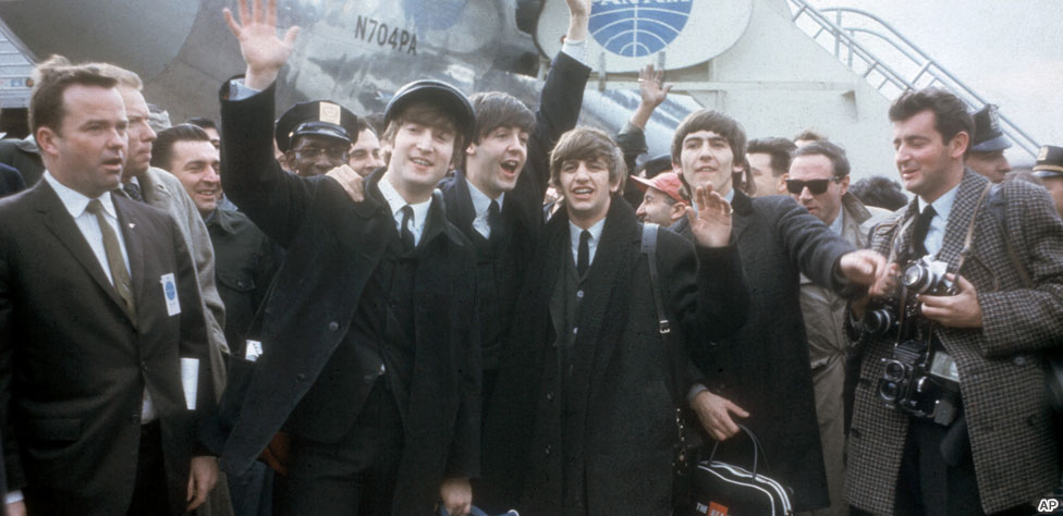 George Harrison, John Lennon, Ringo Starr và Paul McCartney tại Thế giới vụ BBC, tháng Sáu 1965.
