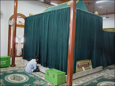 Makam Sayid Husein  bin Abubakar Alaydrus
